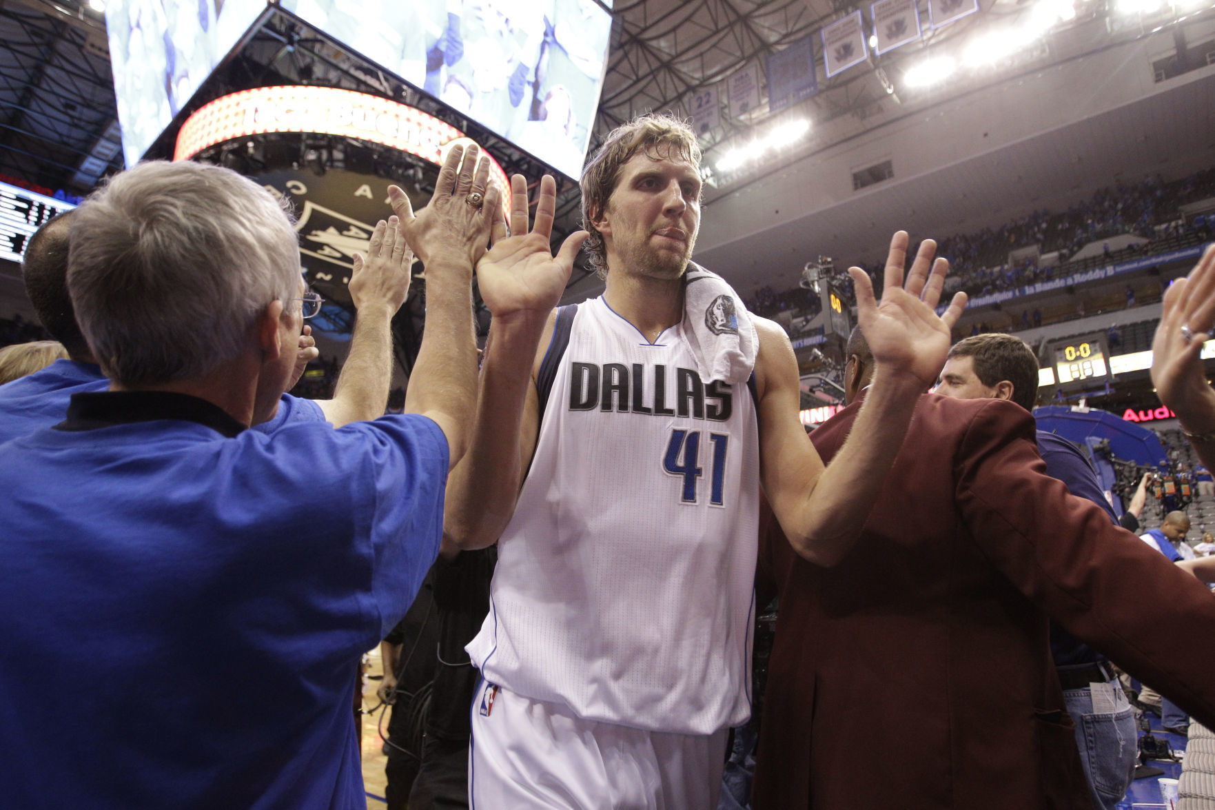 2011: Dirk Nowitzki scores 48 points to lift Mavs over Thunder